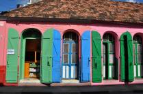 Arquitetura colorida no centro de Cap-Haitien, cidade na costa norte do Haiti